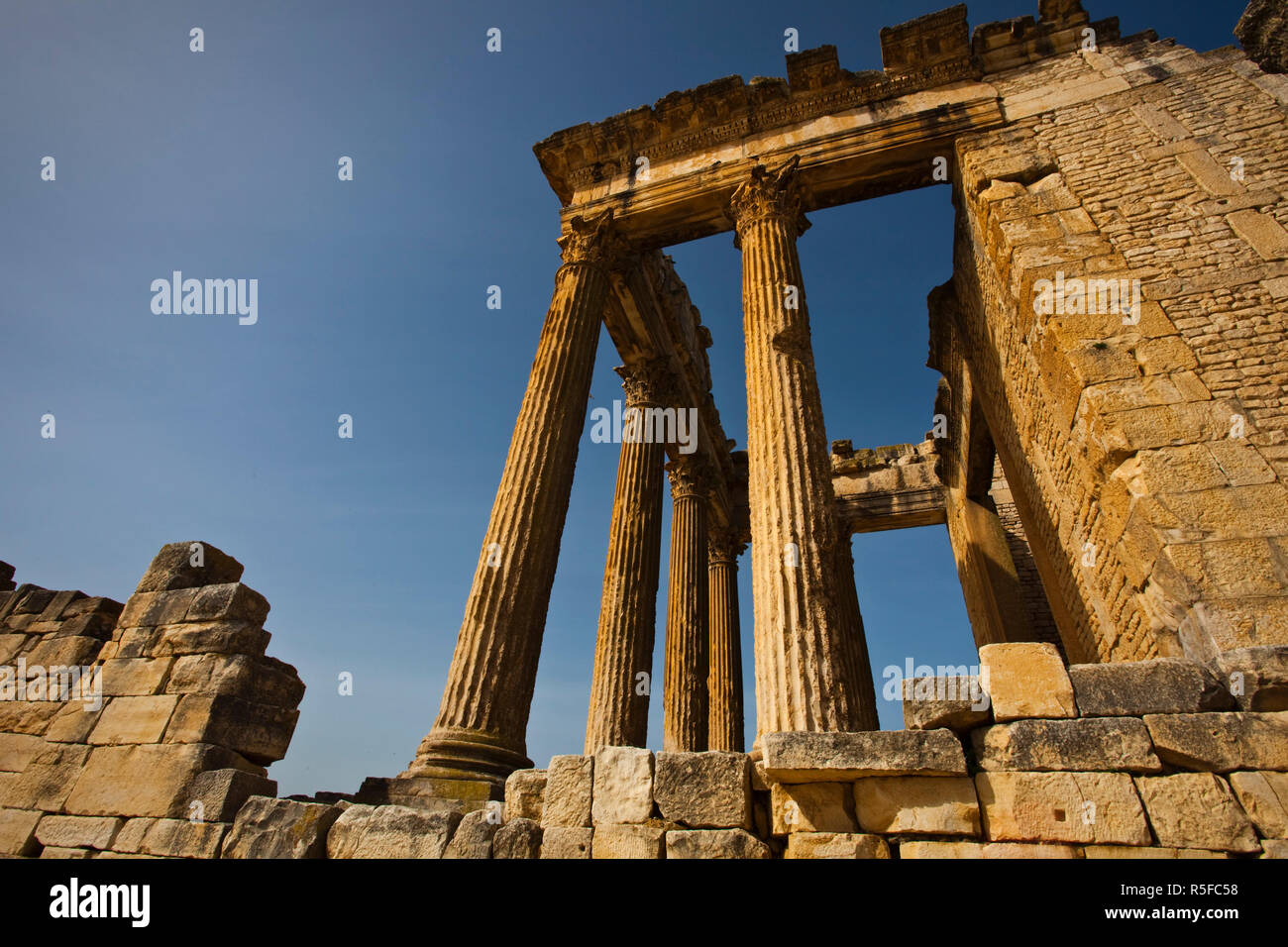 La Tunisie, centre-ouest de la Tunisie, de l'ère romaine Dougga, ruines de la ville, site de l'Unesco, le Capitole, Place des vents Banque D'Images