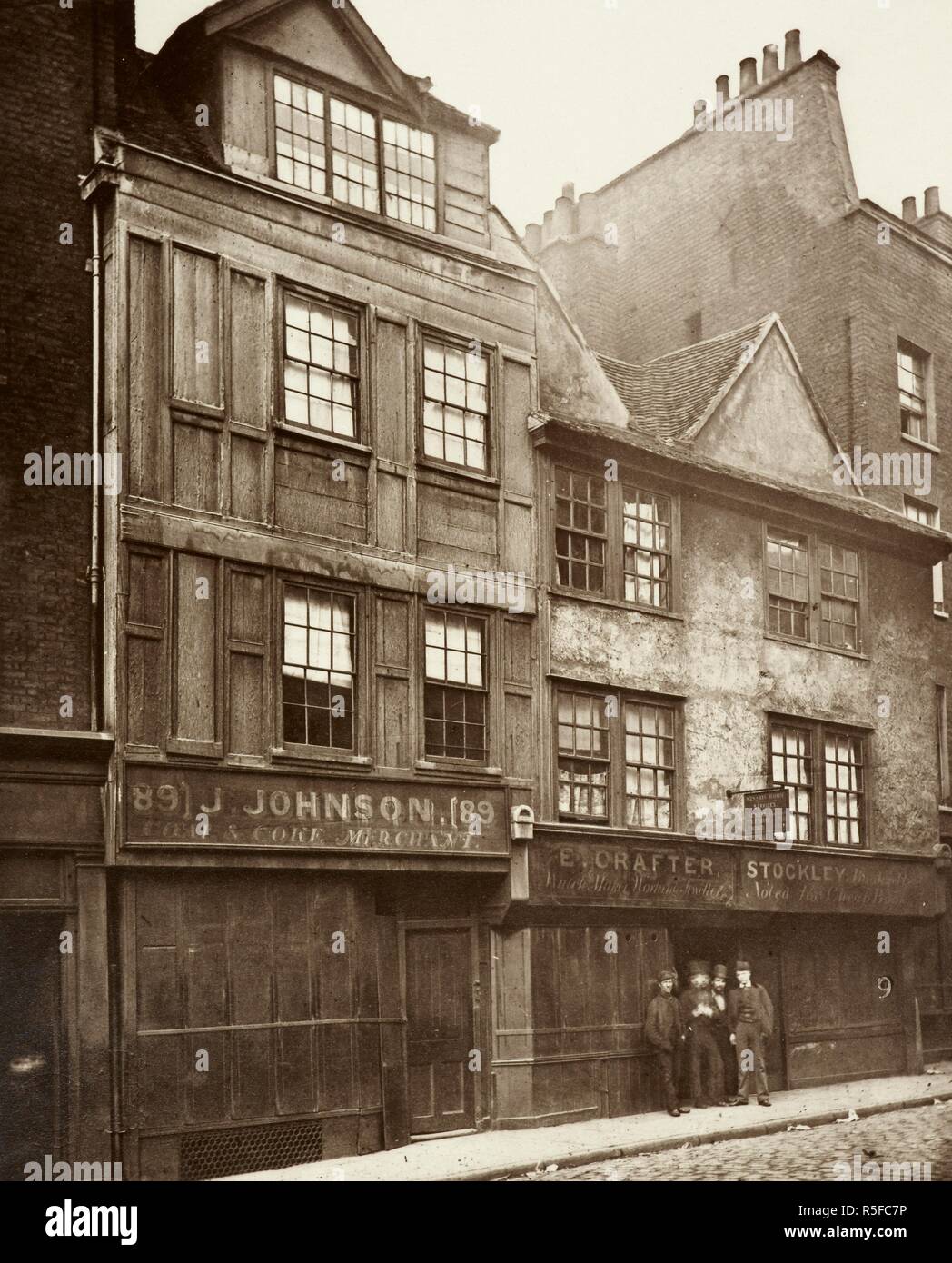 Maisons anciennes à Drury Lane. Cent vingt plaques avec texte, et quinze plaques non publiées. Society pour la photographie des reliques du vieux Londres. Londres, 1875. Source : Tab.700.b.3, 9. Banque D'Images