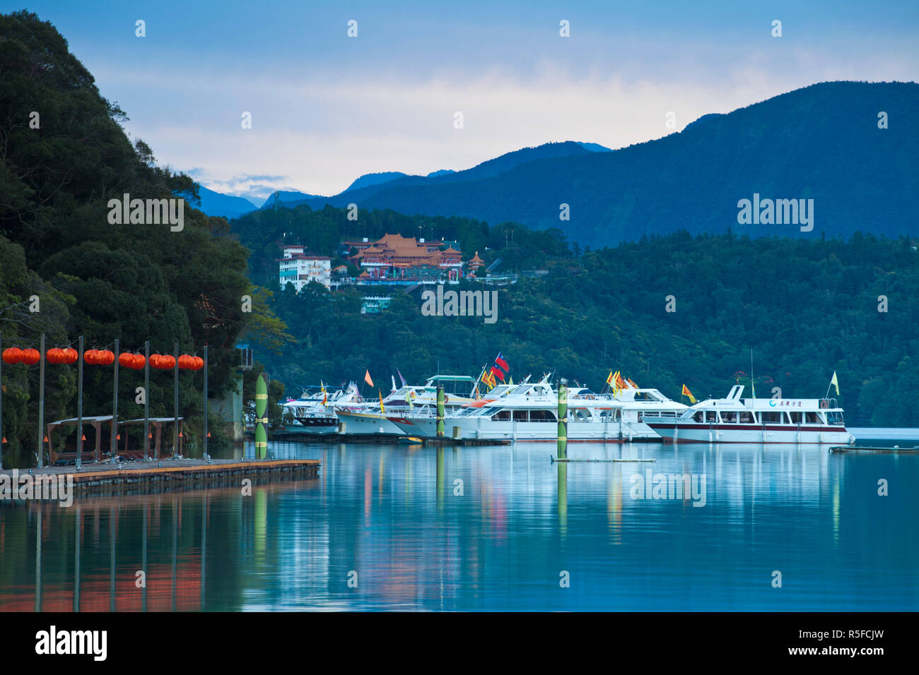 Taiwan, Nantou, Sun Moon Lake, péninsule Hanbi, feu le Président Chiang Kai-Shek's quai privé avec Wenwu Temple en arrière-plan Banque D'Images