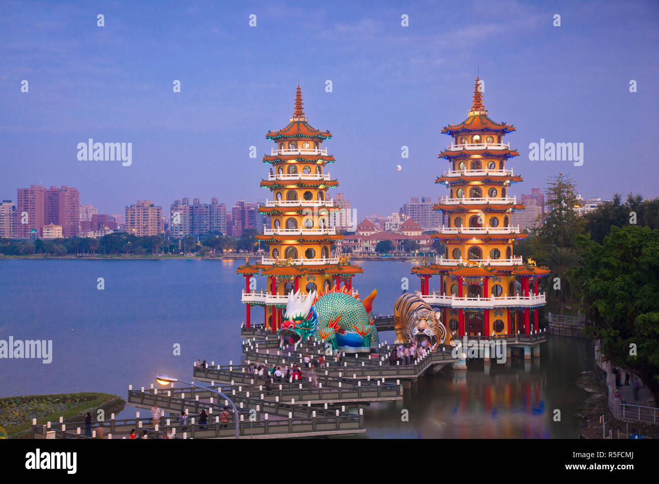 Taïwan, Kaohsiung, étang de lotus, Zig Zag pont menant à Tigre et Dragon Tower Temple Banque D'Images