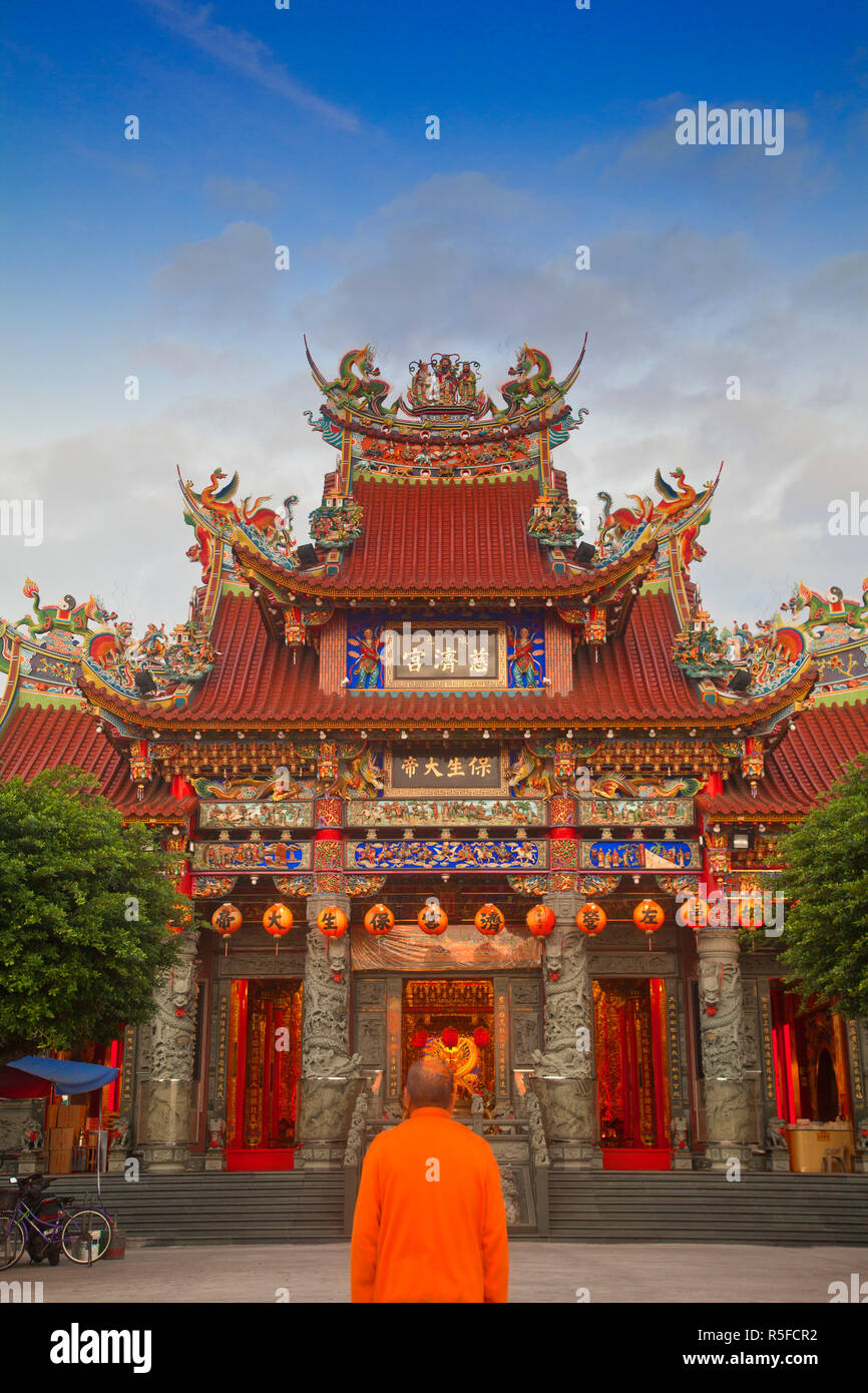 Taïwan, Kaohsiung, l'Homme debout en face de l'étang de lotus, Ciji Temple Banque D'Images