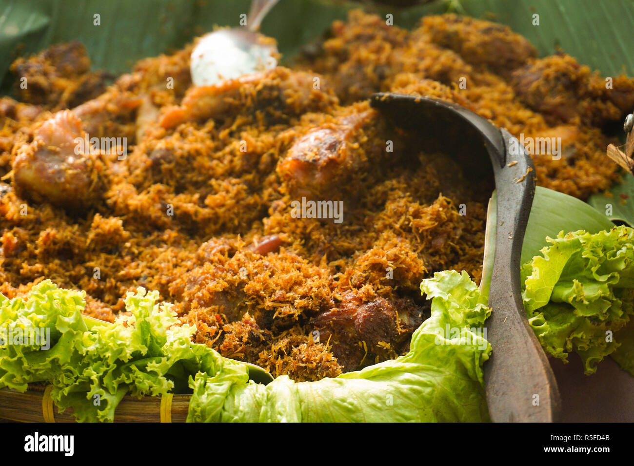 Serundeng poulet frit de coco avec des feuilles de banane cuisine traditionnelle de central java indonésie Banque D'Images