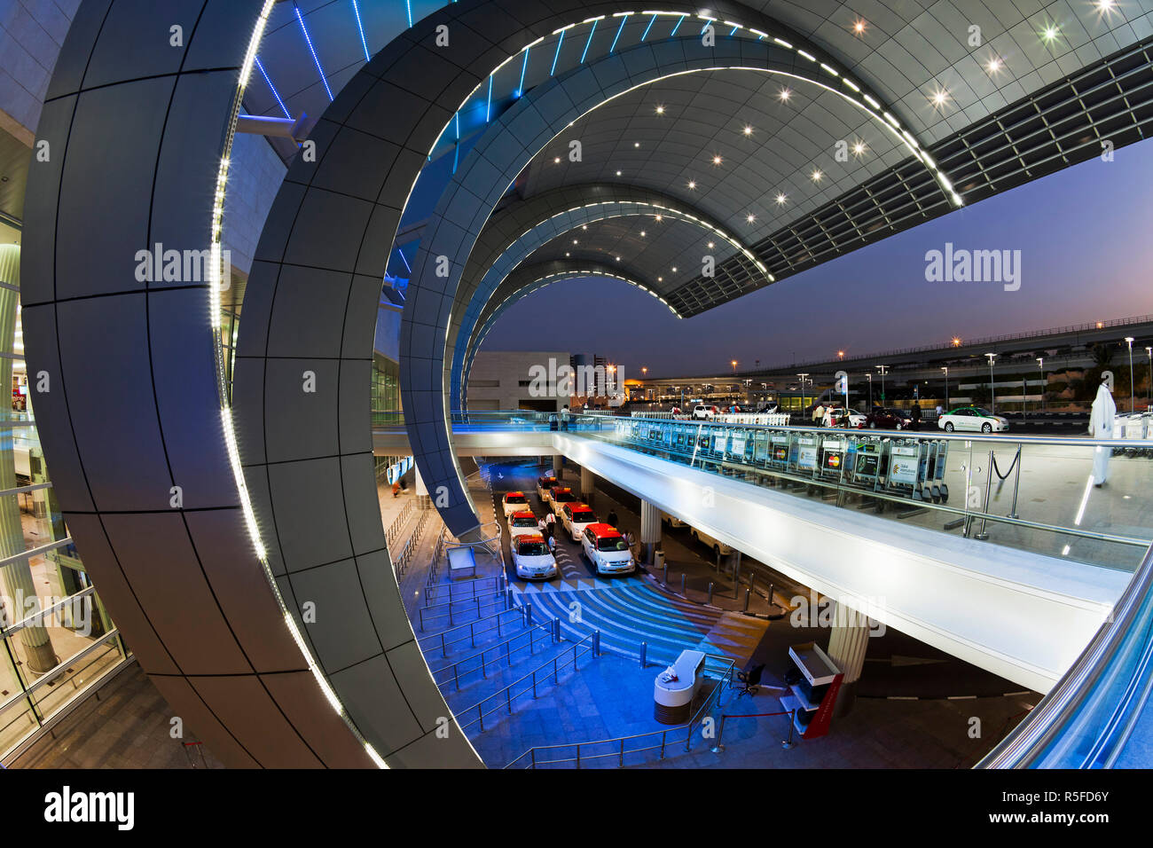 L'architecture moderne et élégante de la 2010 s'est ouvert la borne 3 de l'Aéroport International de Dubai, Dubaï, Émirats arabes unis, Émirats Arabes Unis Banque D'Images