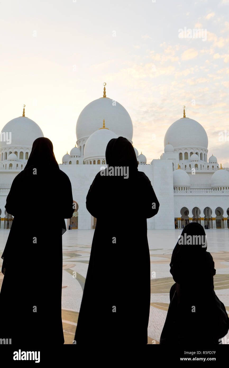Emirats arabes unis (EAU), Abu Dhabi, Sheikh Zayed Bin Sultan Al Nahyan Mosquée, femme à l'adoration (MR) Banque D'Images