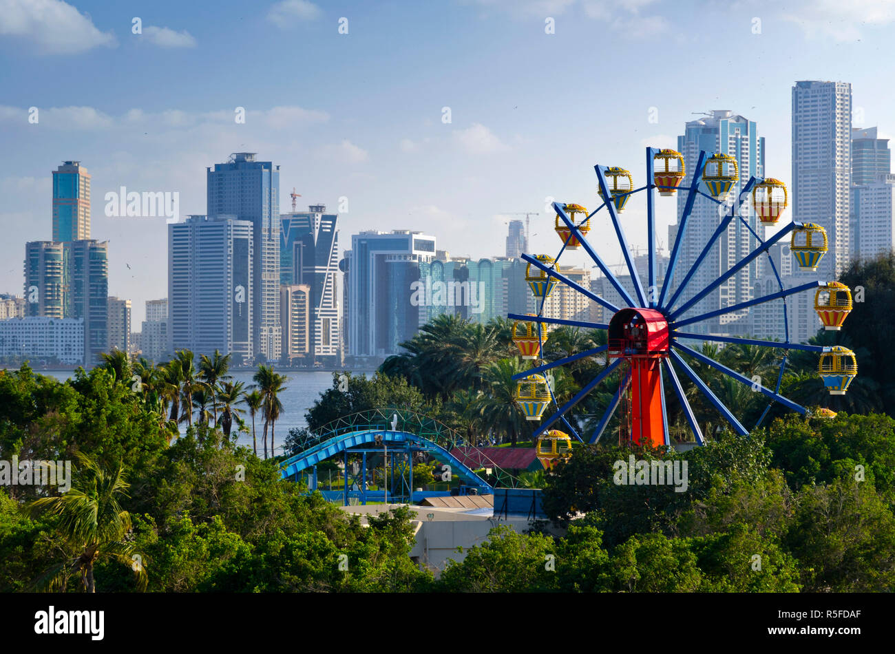 Emirats Arabes Unis, Dubai, Al Jazeera et Skyline Park à côté de Khalid Lagoon Banque D'Images