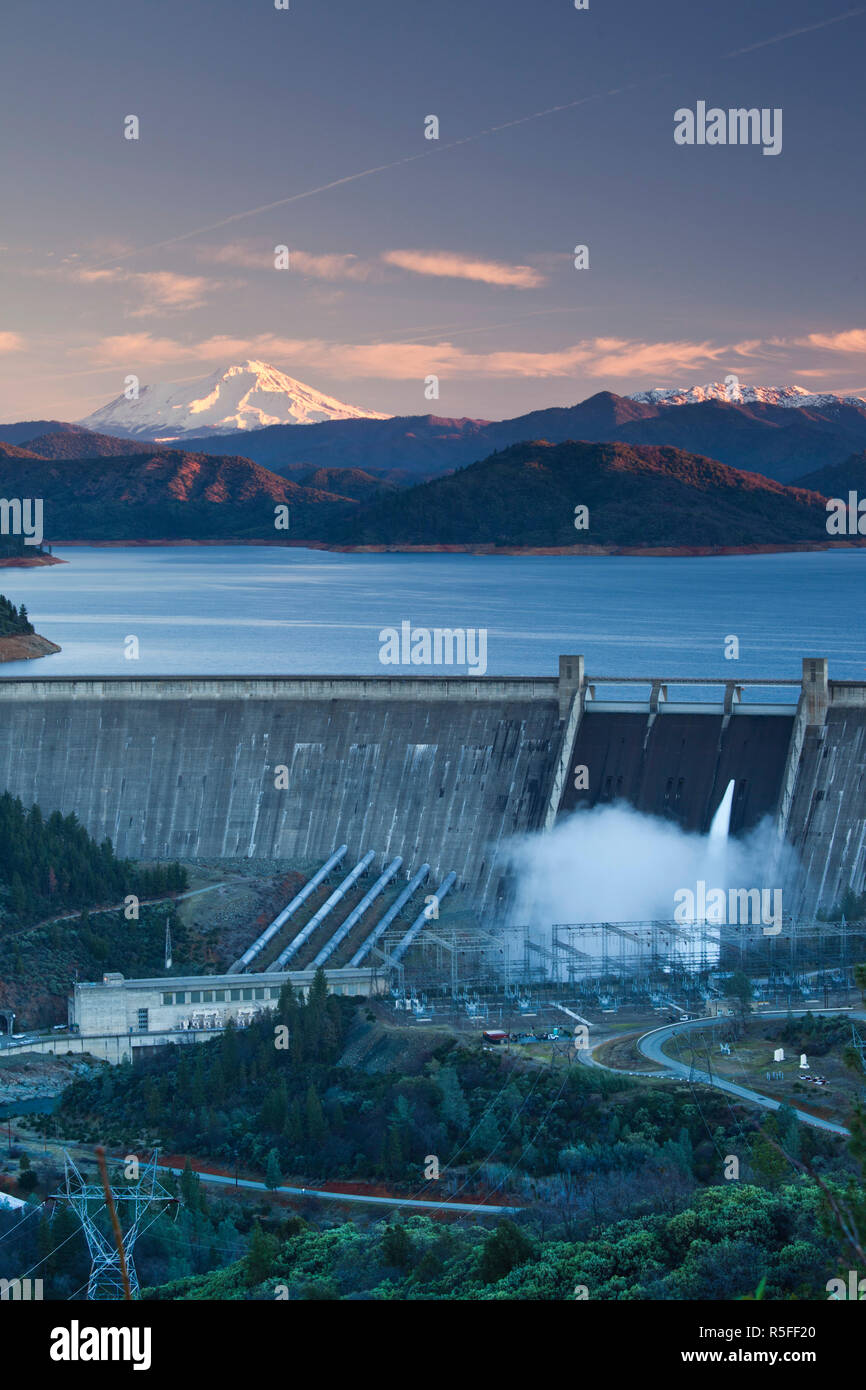 États-unis, Californie, Californie du Nord, montagnes du Nord, Sommet City, Barrage de Shasta, Shasta Lake, avec vue sur le Mt. Shasta, Dawn Banque D'Images