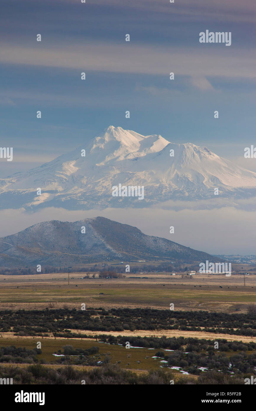 États-unis, Californie, Californie du Nord, montagnes du Nord, la Grenade, vue de Mt. Shasta, altitude 14 162 pieds de la Route 5 Banque D'Images