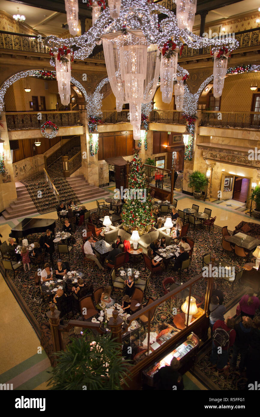 États-unis, Colorado, Denver, Brown Palace Hotel, vue sur l'intérieur avec des décorations de Noël Banque D'Images