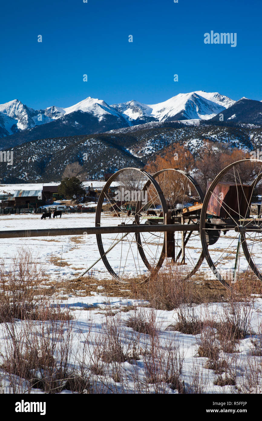 USA, Colorado, Coaldale, ranch et montagnes Sangre de Cristo, hiver Banque D'Images