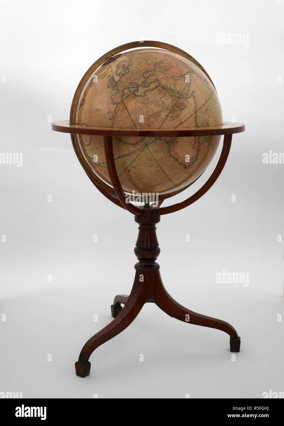 Cary's New Globe terrestre, 1800. ary's New Globe terrestre, montrant les voies et les découvertes faites par le capitaine Cook ; aussi ceux du capitaine Vancouver, sur la côte nord-ouest de l'Amérique ; et M. De La PeÌrouse, sur la côte de Tartarie ... Faites ... par J. & W. Cary. Londres : J. & W. Cary, 1er mars 1800. Comprend l'anneau de l'horizon montrant Mois de l'année et les signes du zodiaque. Colure solsticial comprend. Description physique : 1 globe : coul., montée sur un support en bois à trois pieds avec un anneau méridien en laiton ; 56 cm de diam. ; échelle pas donnée. Source : Maps G.44 vue 2. Auteur : Cary, John. Banque D'Images