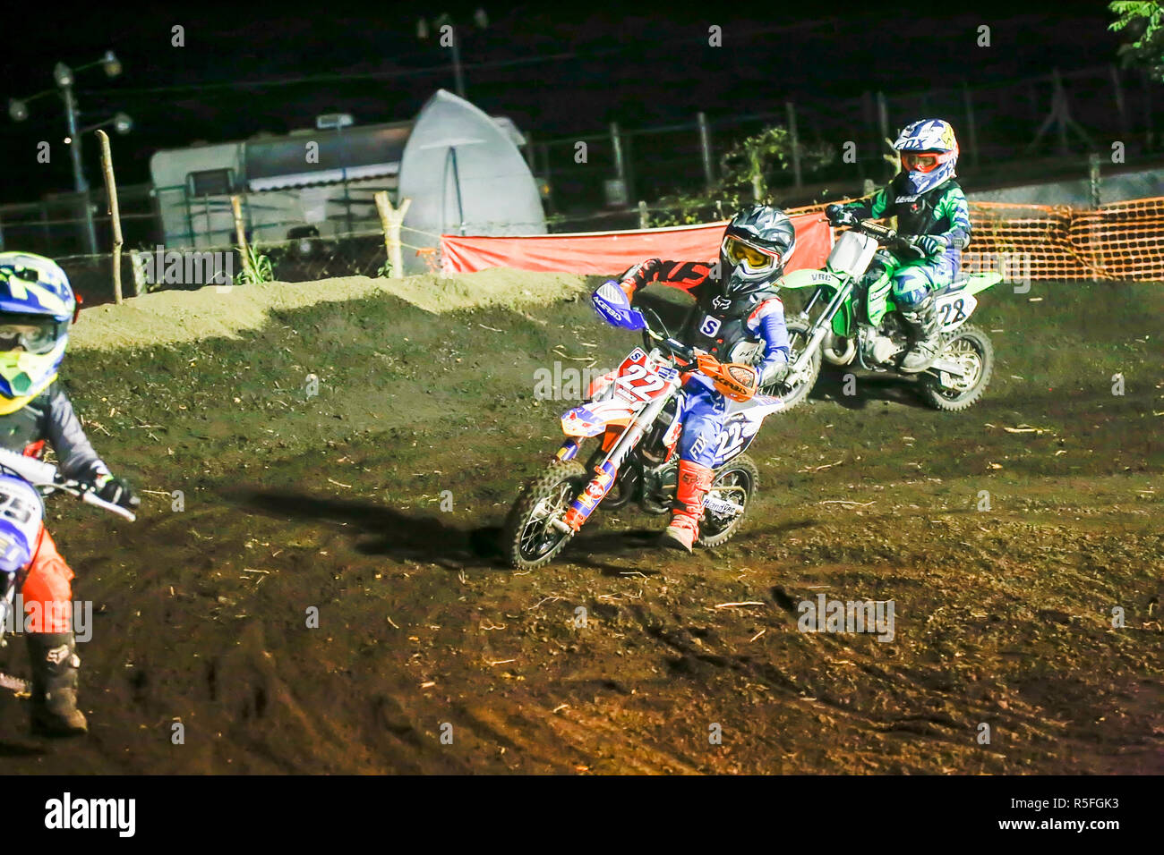 Motocross pour enfants la nuit. Banque D'Images