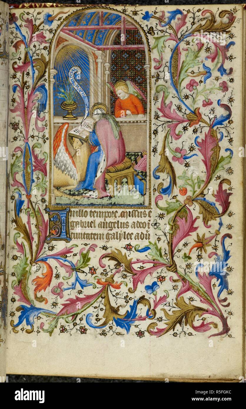 Luc écrit, avec son symbole de l'évangéliste, un boeuf ailé, en face de lui et un ange en regardant à travers une fenêtre, avec un 'I' initial(n) et une frontière foliée. Livre d'heures. France, N. E. (Troyes) ; c. 1410. Source : Harley 2934, f.15. Langue : Latin, avec un peu de français. Banque D'Images