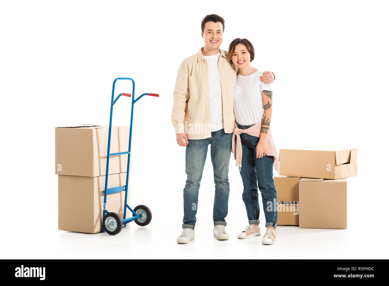 Mari serrant femme avec boîtes de carton isolé sur blanc, déménagement à new house concept Banque D'Images