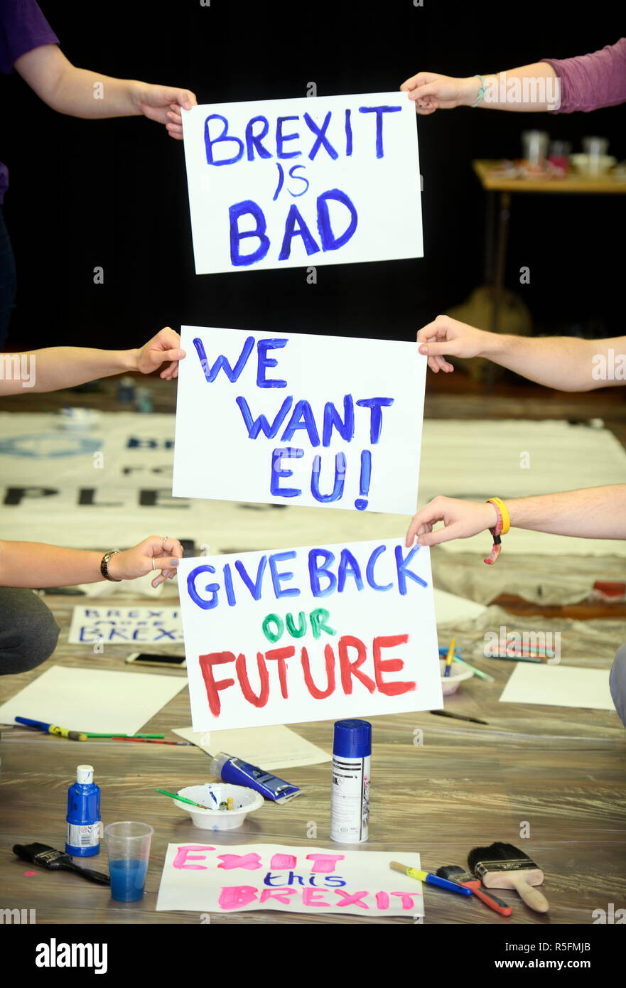 Les élèves de l'Association des étudiants de l'Université de Bristol préparer une banderole et des pancartes pour une marche à l'appui d'un vote du peuple ou du deuxième référendum sur Brexit Banque D'Images