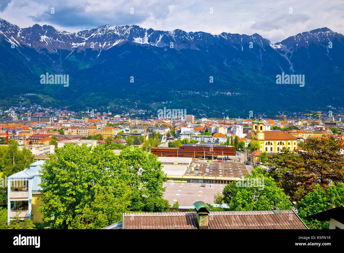 Vue panoramique vue aérienne d'Innsbruck et Hafelekarspitze mountain Banque D'Images