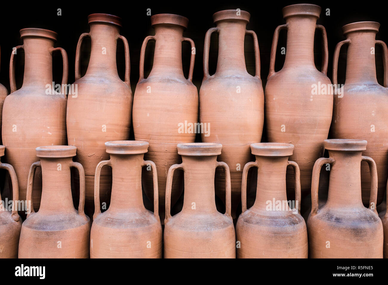Amphores romaines conservées à tenir les temps anciens comme navire de commerce. Sur fond noir isolé Banque D'Images
