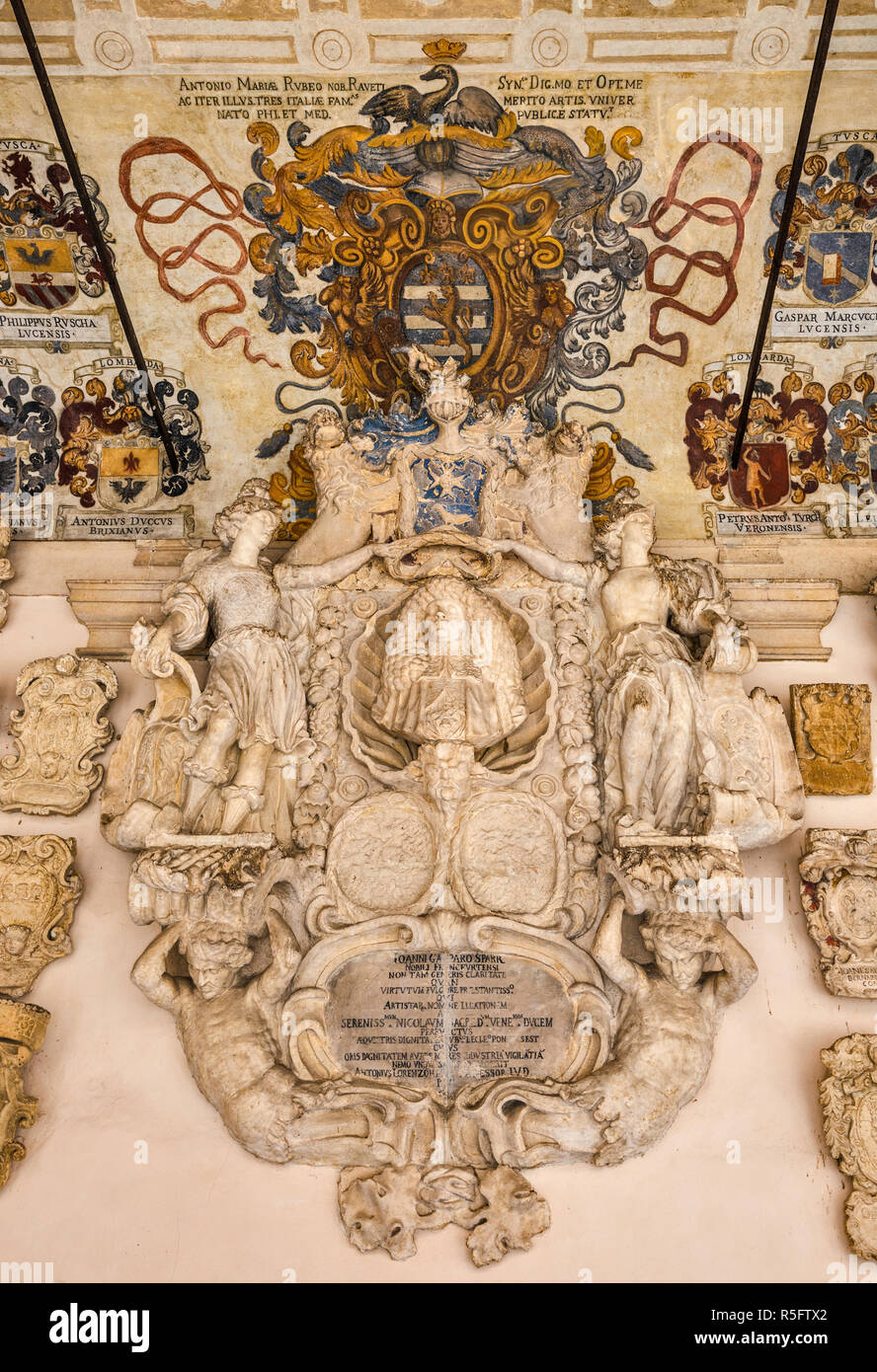 Cartouche, blason avec armoiries, ancienne cour (Cortile Antico), le Palazzo del Bo, Université de Padoue, Padoue, Vénétie, Italie Banque D'Images