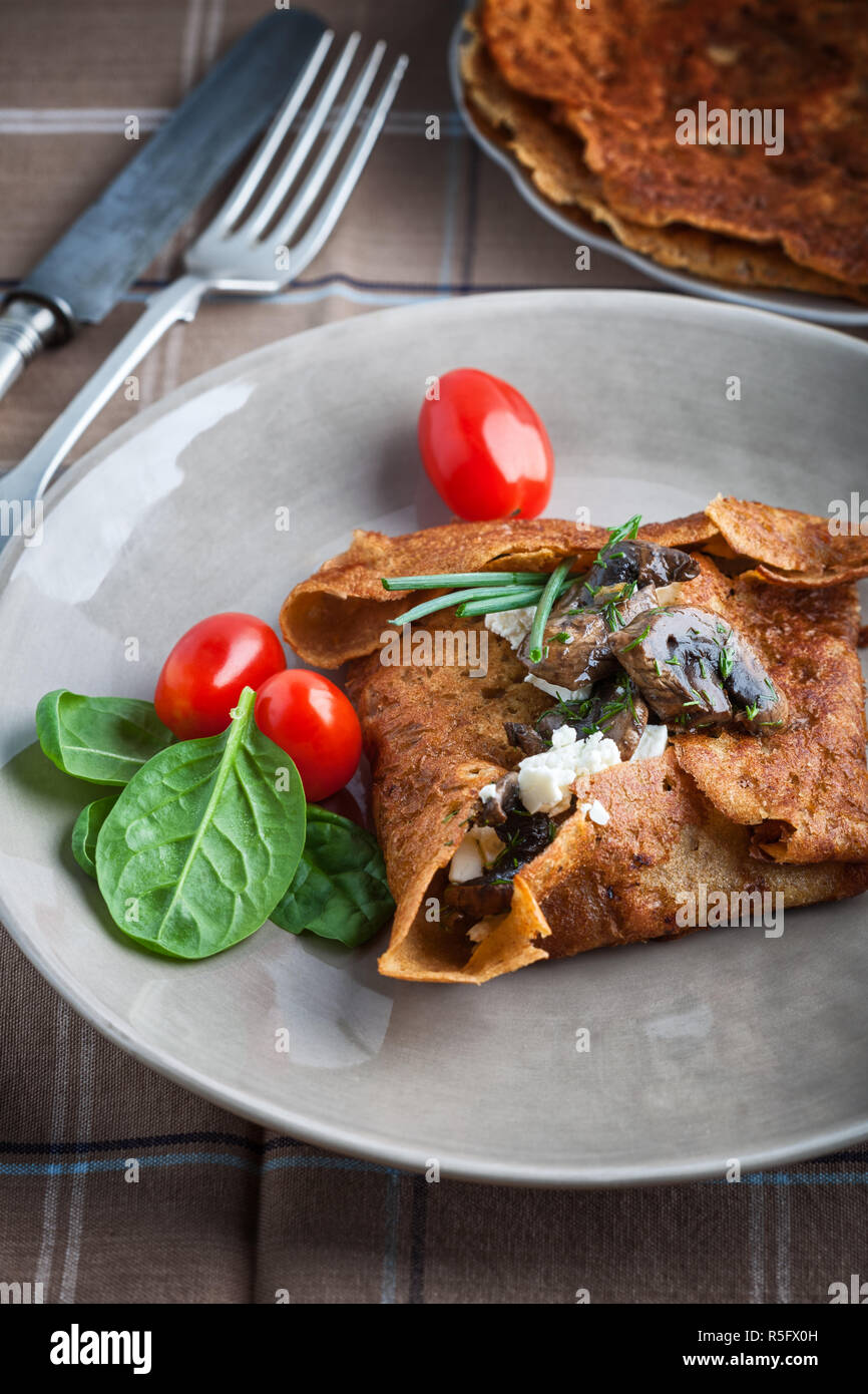 Galette au sarrasin français faits maison sur la table. Banque D'Images