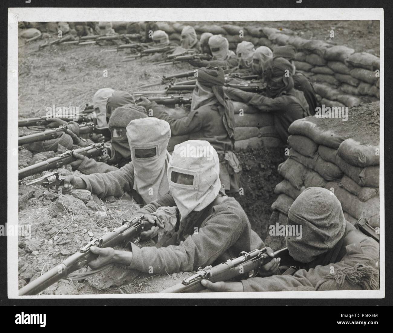 L'infanterie indienne dans les tranchées, préparé contre une attaque au gaz [Fauquissart, France]. Dossier de l'armée indienne en Europe durant la Première Guerre mondiale. 20e siècle, 9 août 1915. Argentiques. Source : Photo 24/(300). Auteur : Big Sur, H. D. Banque D'Images