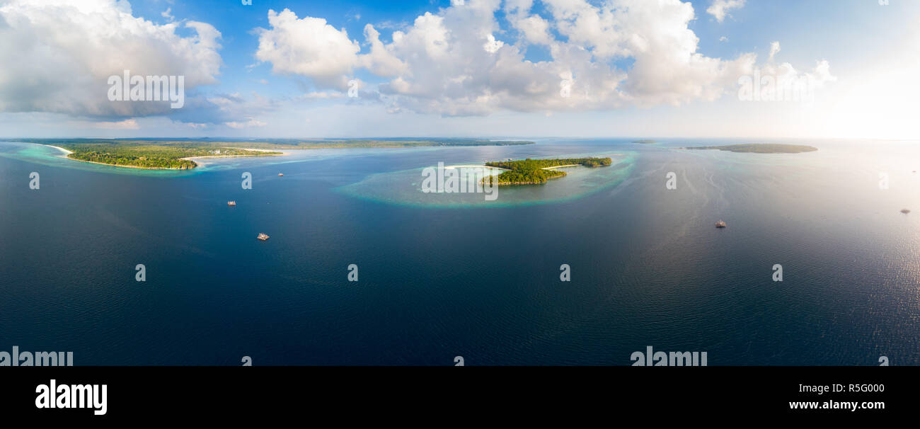 Vue aérienne plage tropical island reef mer des Caraïbes. L'archipel des Moluques en Indonésie, Îles Kei, Banda Mer. Top destination voyage, meilleure plongée snor Banque D'Images