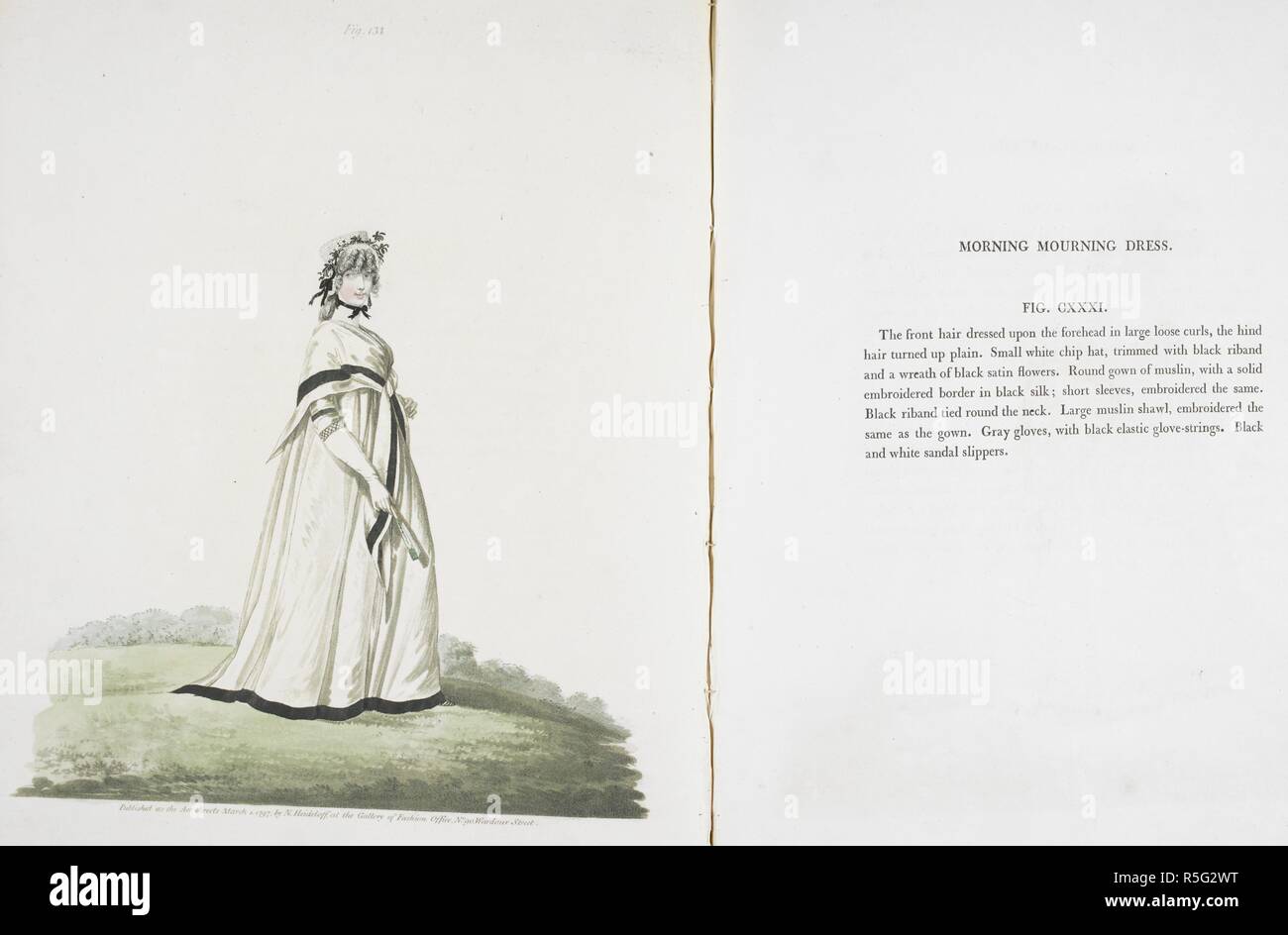 Matin vêtements de deuil. Une femme portant une robe blanche et châle avec garniture noire, et un chapeau décoré de fleurs. Galerie photos de la mode. Londres, 1794-1802. Source : C.106.k.16 vol.3-4 fig. 131. Banque D'Images