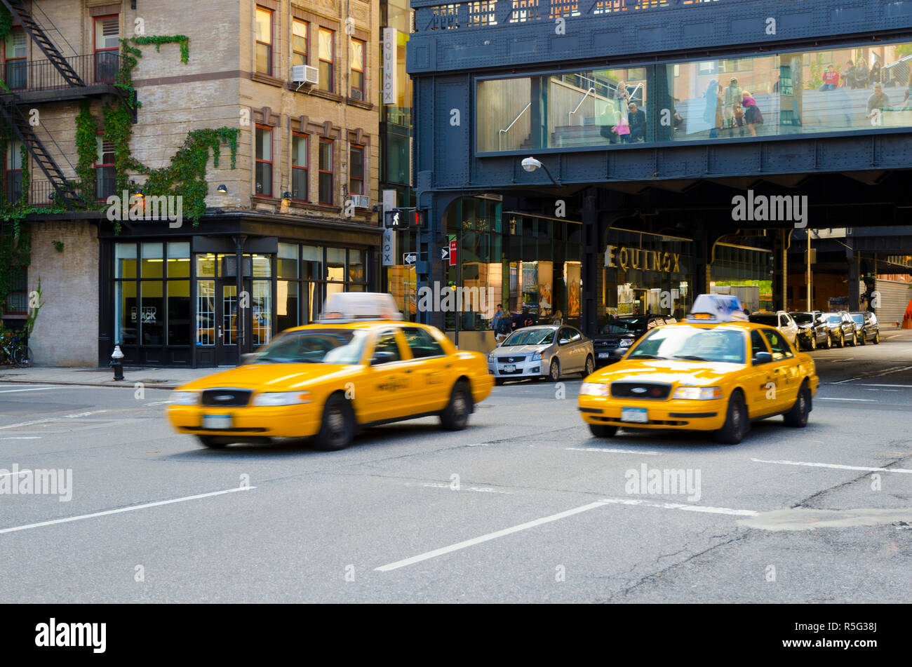 USa, New York, Manhattan, Midtown, Chelsea, 10e Avenue, Élevé High Line Park en arrière-plan Banque D'Images