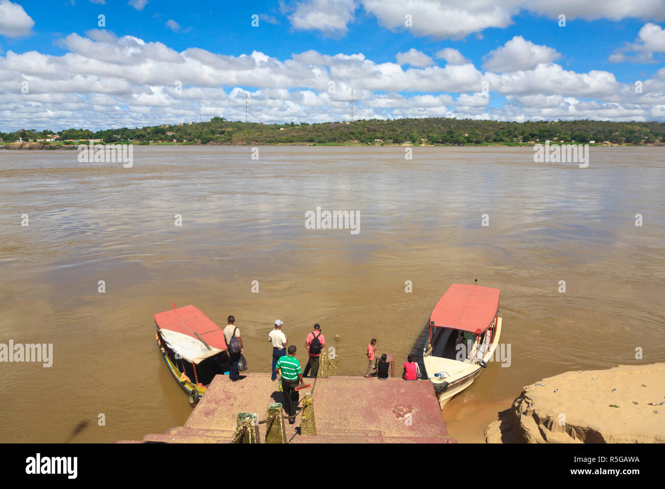 Venezuela, Caracas, les petits bateaux ferry sur le fleuve d'Orinoco Banque D'Images