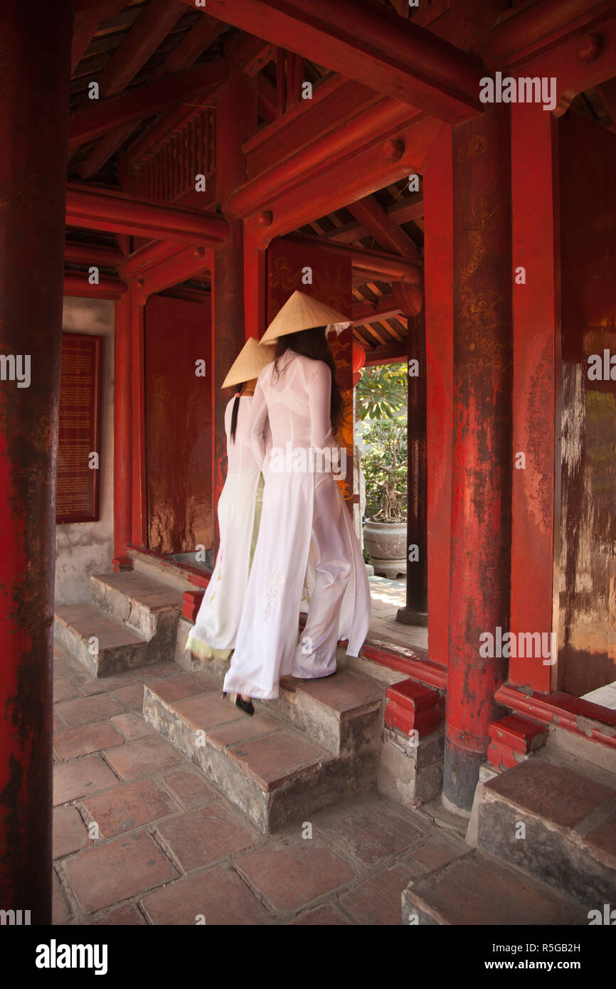 Les jeunes filles portant des Ao Dai dress, Temple de la littérature, Hanoi, Vietnam (MR) Banque D'Images