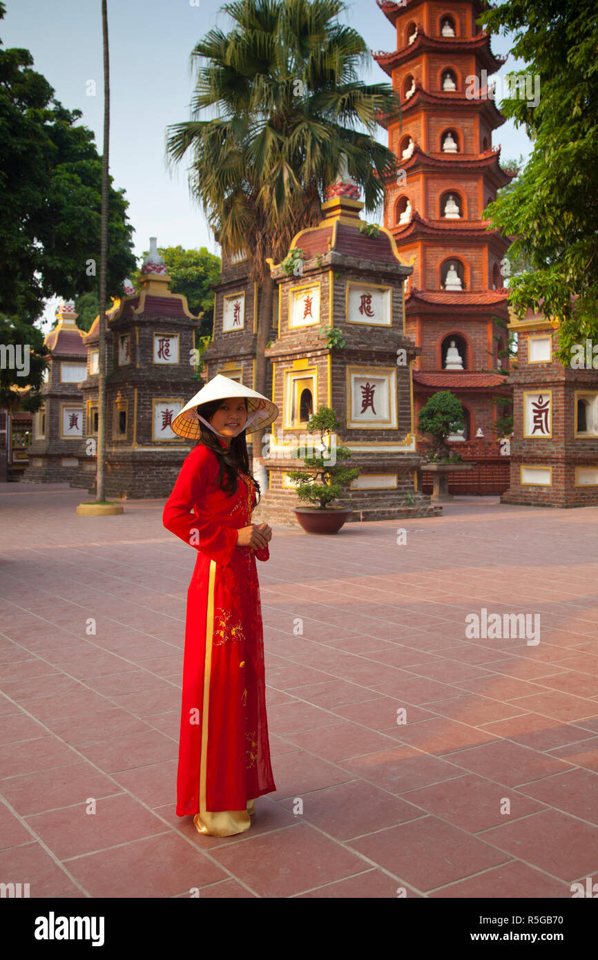 Girl wearing Ao Dai dress, la Pagode Tran Quoc, Lac de l'Ouest (Ho Tay), Hanoi, Vietnam (MR) Banque D'Images