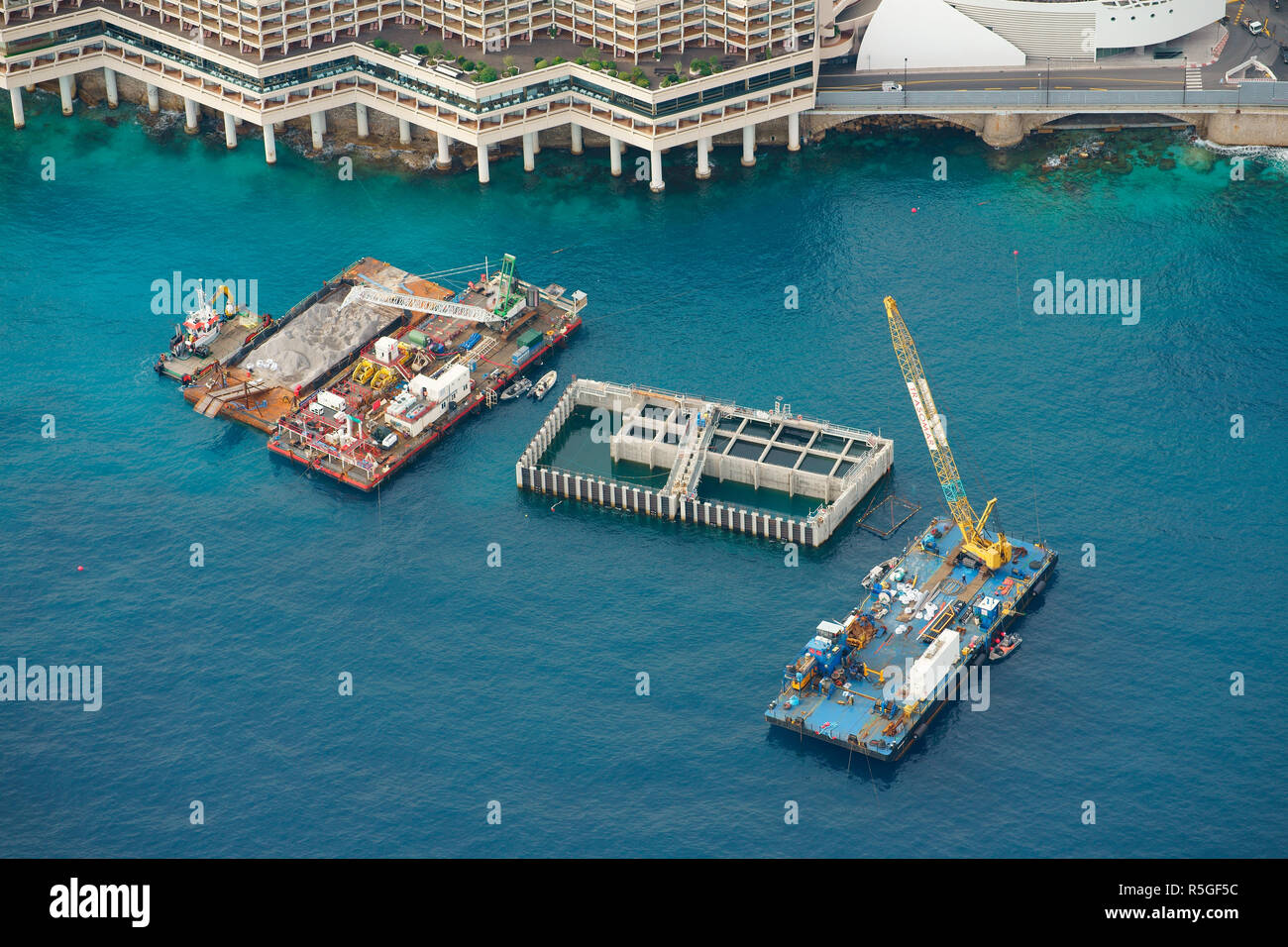 VUE AÉRIENNE. Caisson flottant en béton à utiliser pour un grand projet d'extension de terre. Quartier de l'Anse du Portier, Principauté de Monaco. Banque D'Images
