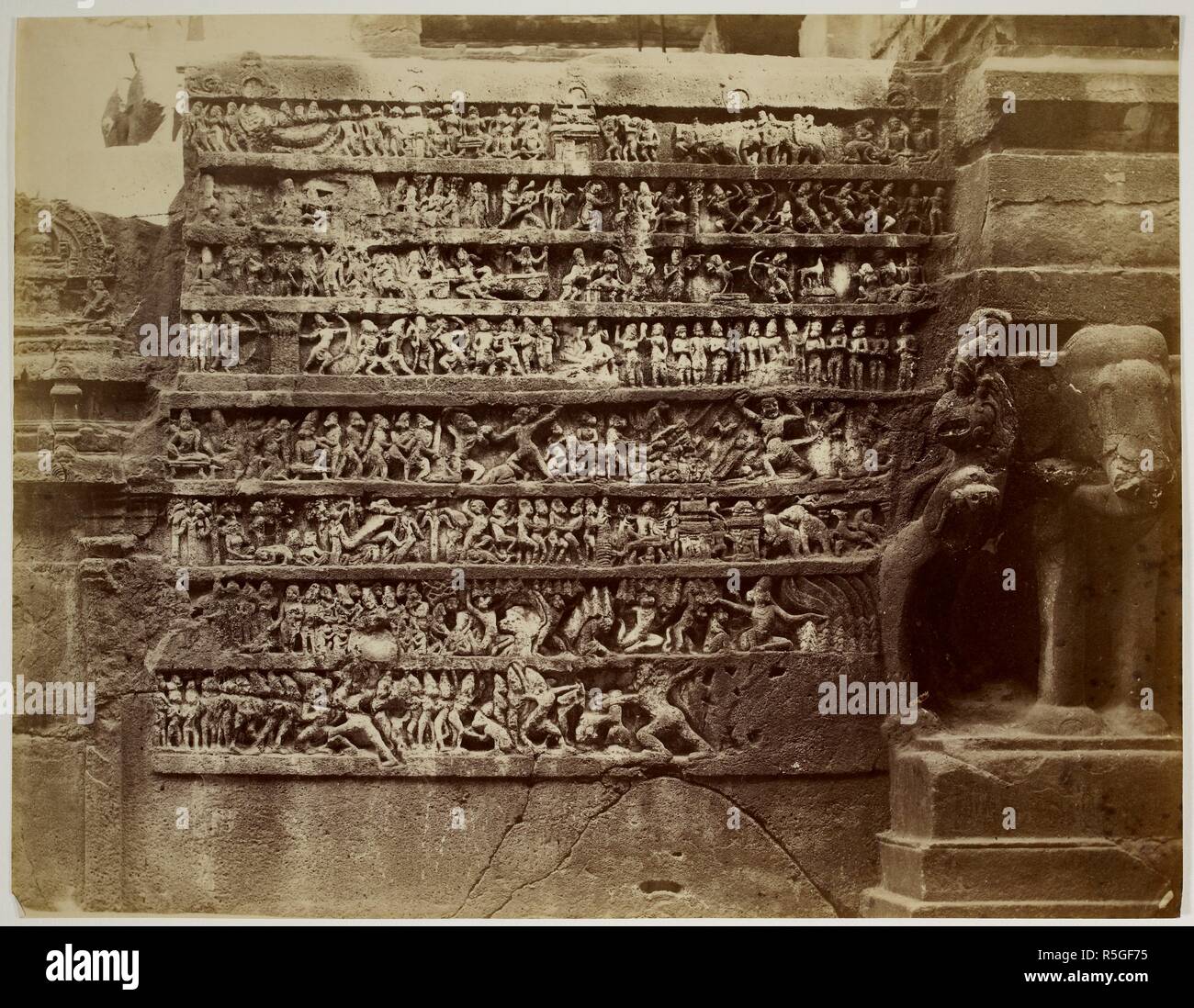 Frise de scène de bataille du Ramayana sur le mur sud-ouest de la grotte hindoue, Mahamandapa (XVI) Kailasanatha, Amritsar. Années 1870. Photographie. Source : Photo 40/(59). Auteur : Cousens, Henry. Banque D'Images