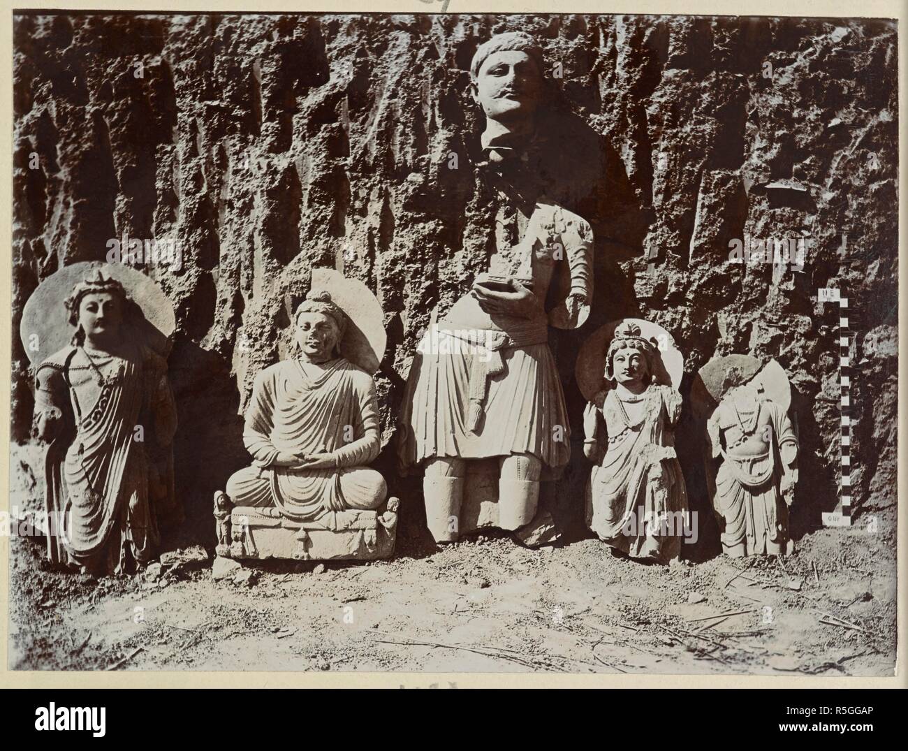 Sahri-Bahlol monticule, L.C. (Statue d'un homme fidèle, un bouddha assis, et trois chiffres de Bodhisattva, au nord-est. 1911-1912. Photographie. Source : Photo 1006/2(1130). Auteur : Archaeological Survey of India. Banque D'Images