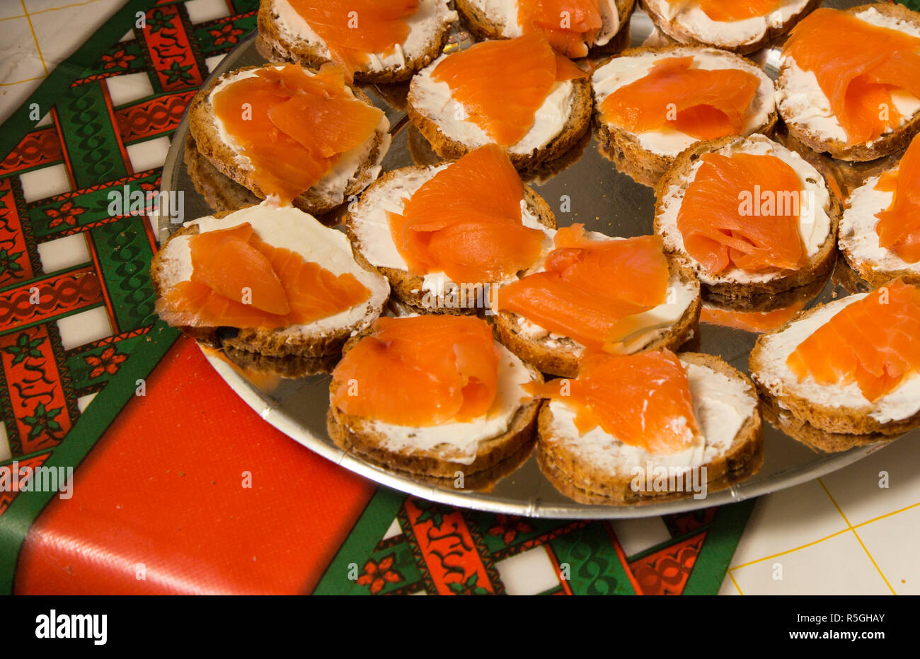 Démarreur de Noël avec le saumon et le fromage tartelettes Banque D'Images