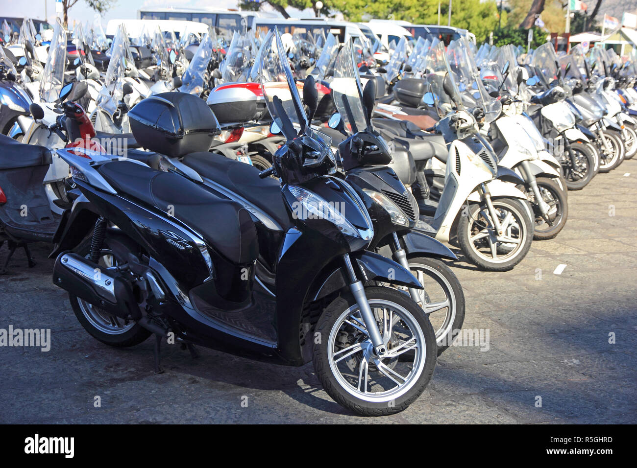 Des scooters garés dans un parking moto dédié, Sorrento, Italie Banque D'Images