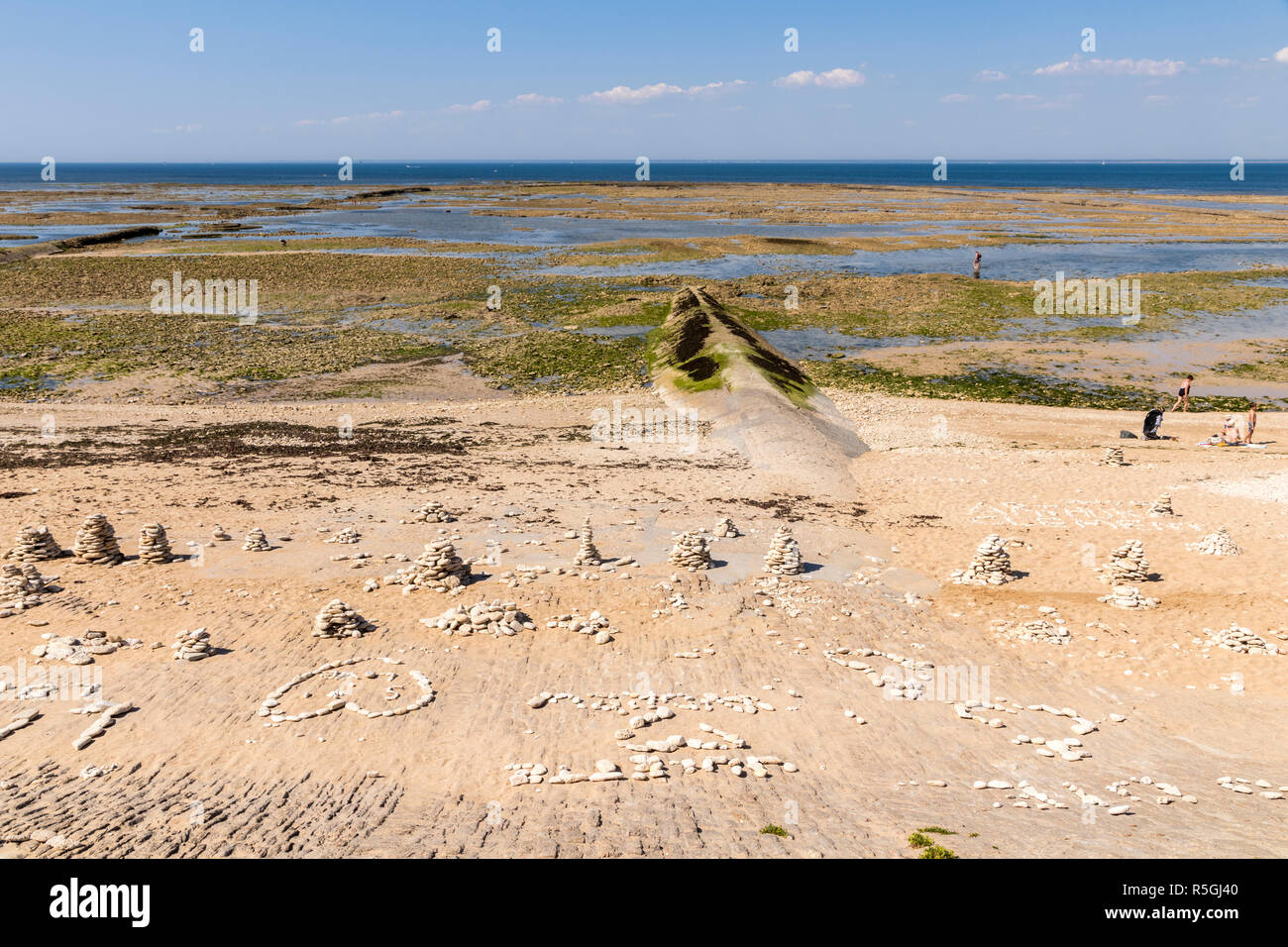 -Des-Baleines Gallo-romaine, France. Une vue sur la mer depuis le programme Phare des Baleines, avec la plage de pierre et les grands tuyaux souterrains Banque D'Images