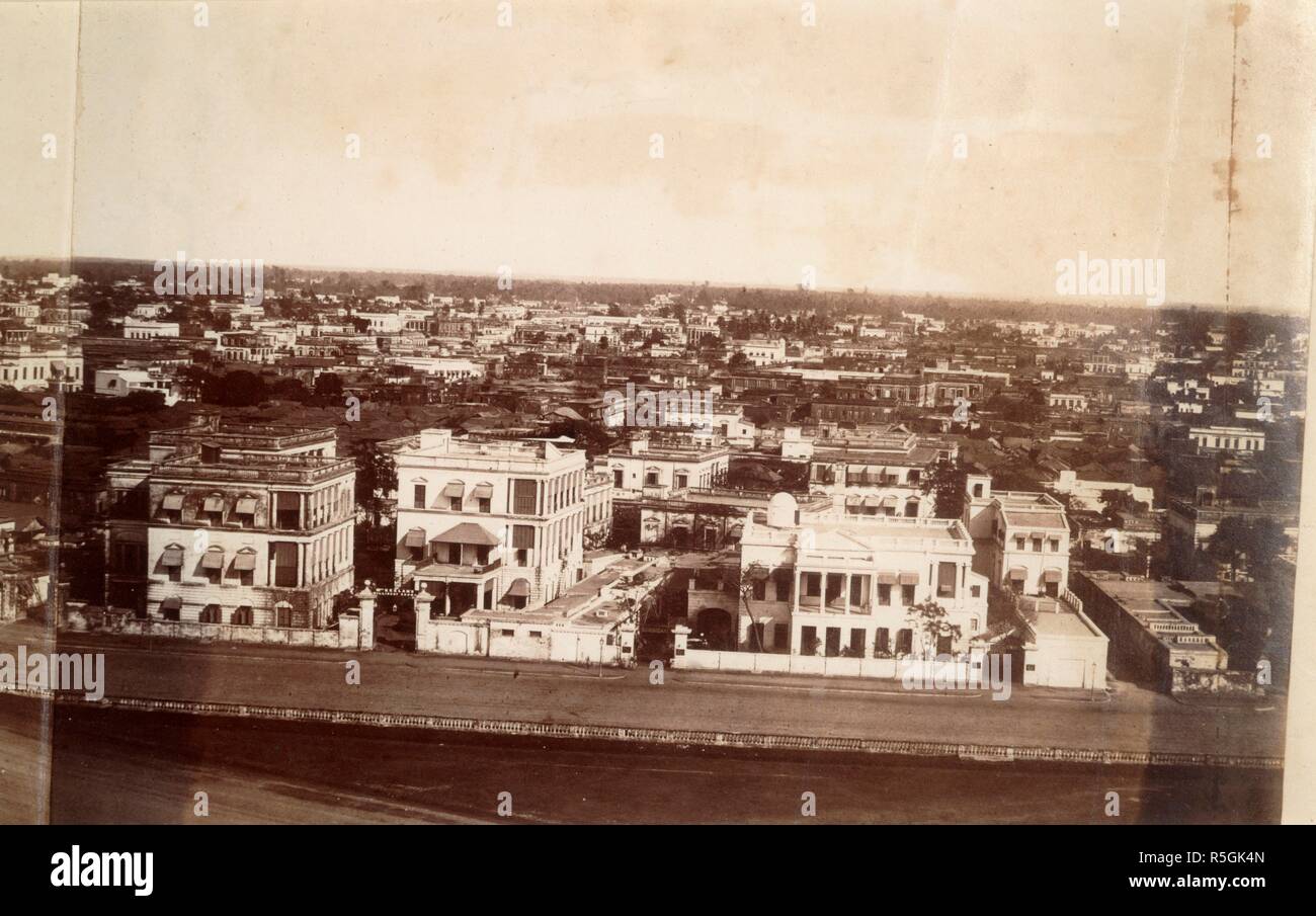 Photographie de Calcutta. Bayley Collection : Album de divers points de vue des Indiens. 7 & 8. Chowringhee'. L'impression est en ce moment produits et stockés séparément de l'album. Les négatifs sont numérotés de B.12464-12472. Cette vue semble avoir été présenté à l'exposition de 1862 du Bengale Photographic Society : 'Notre vieil ami M. Rowe, n'a pas contribué beaucoup d'images, mais dans ceux qu'il a envoyé il y a une nette amélioration...le Panorama de Calcutta est une belle photo, mais l'absence de vie en mouvement dans un espace ainsi étendue encombrée de maisons est d'avis sur cette photo." [Panorama de cal Banque D'Images