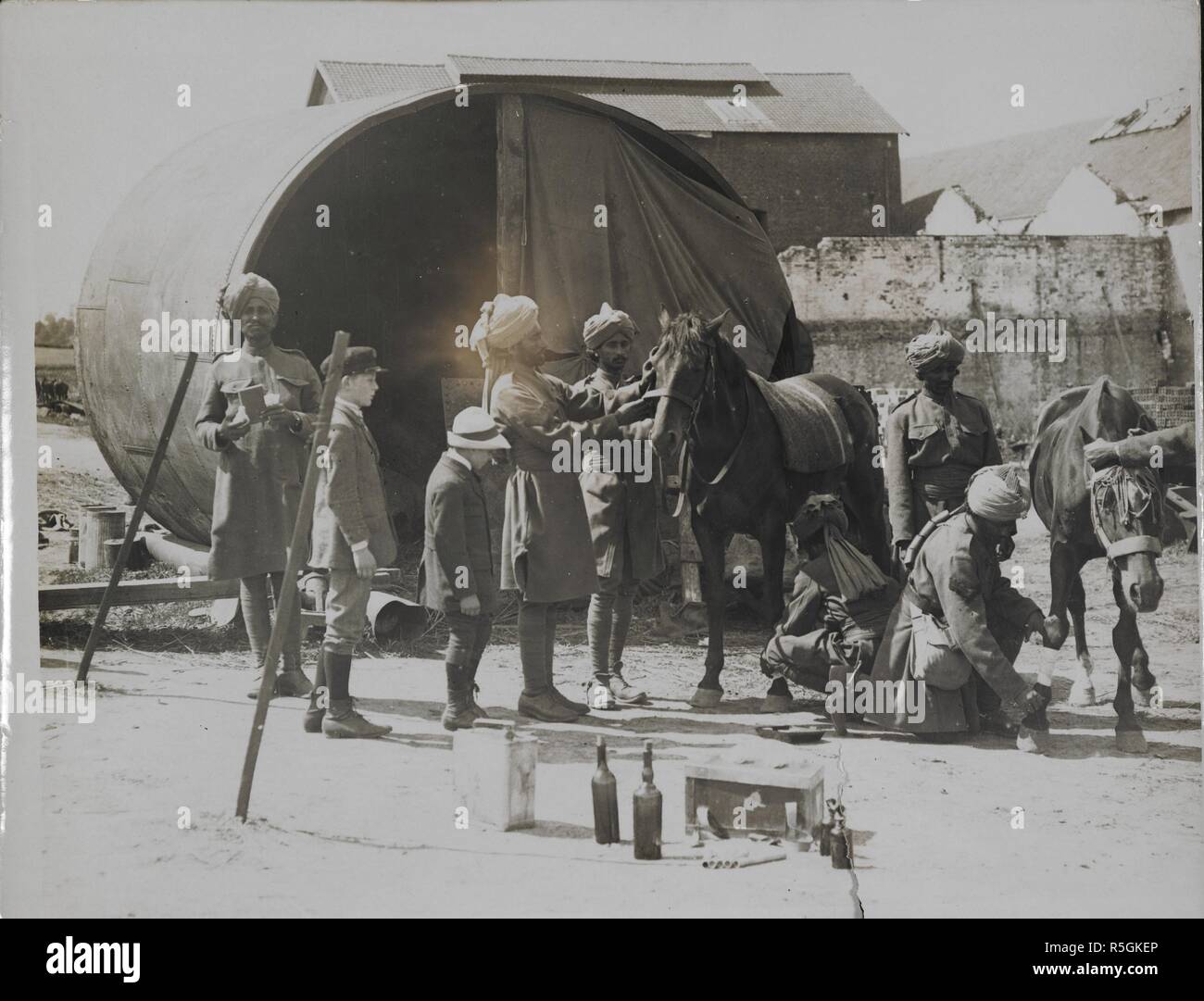 Un cheval de cavalerie indien l'hôpital dans une usine française [Estree Blanche]. Scène dans le 18e lanciers du Bengale l'hôpital. Dossier de l'armée indienne en Europe durant la Première Guerre mondiale. 25-Jul-15. Source : Photo 24/122. Auteur : Big Sur, H. D. Banque D'Images