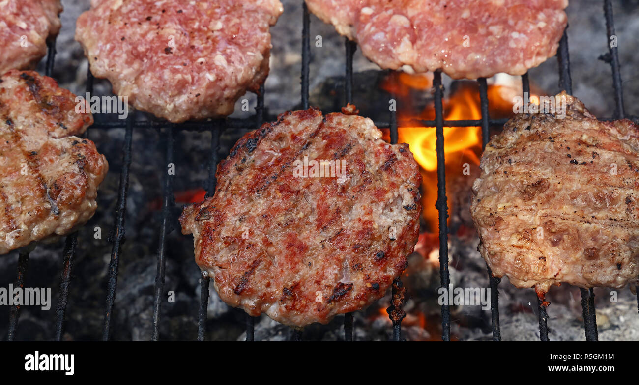 Les burgers de Viande pour hamburger grillé sur flame grill Banque D'Images