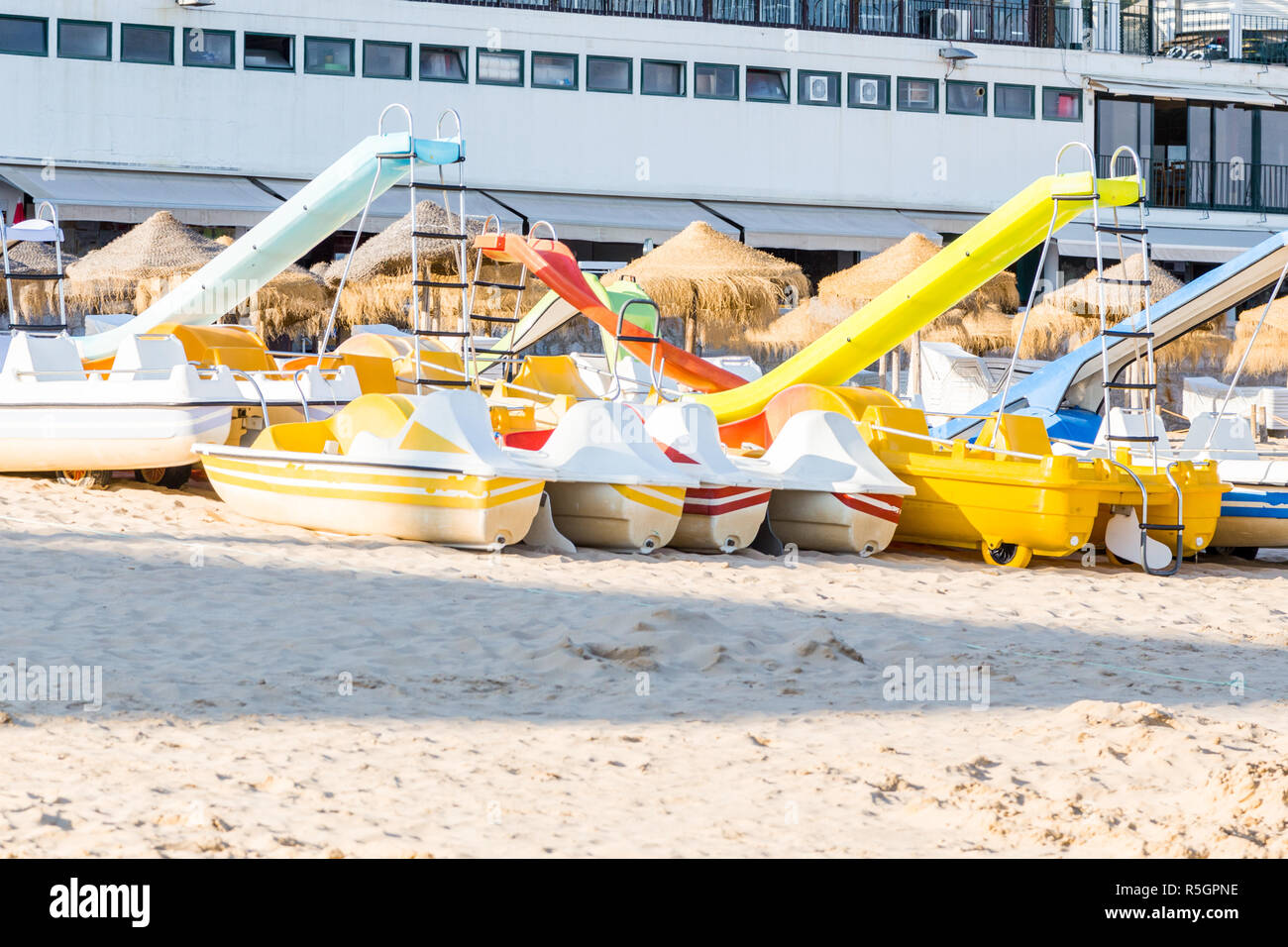 Catamarans de pédale de loisirs actifs sur la plage de sable Banque D'Images