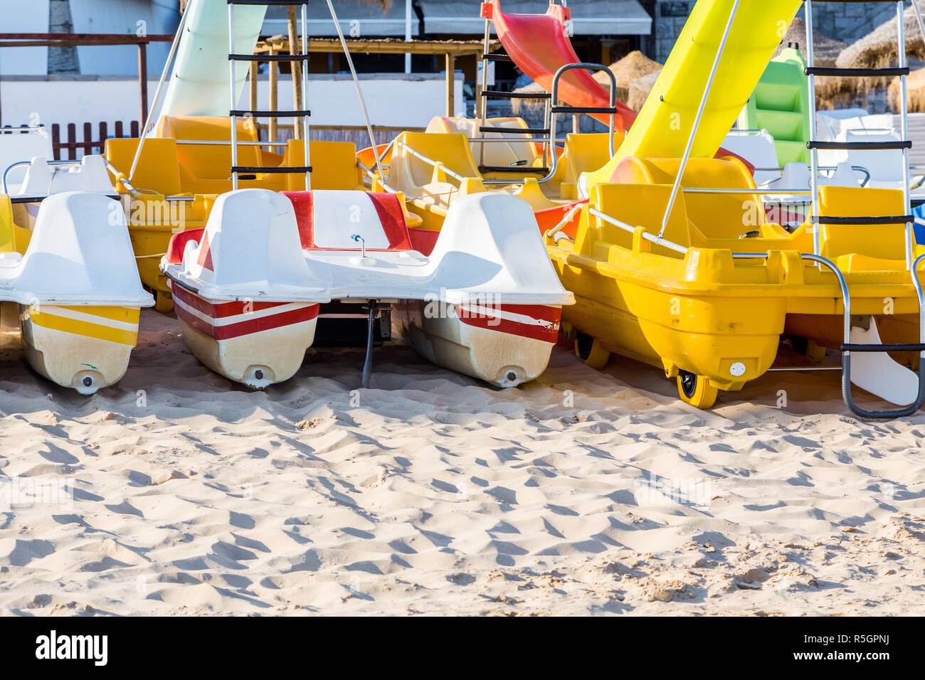 Catamarans de pédale de loisirs actifs sur la plage de sable Banque D'Images
