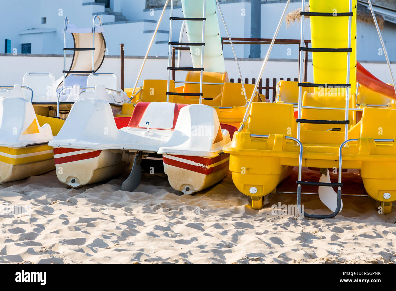 Catamarans de pédale de loisirs actifs sur la plage de sable Banque D'Images