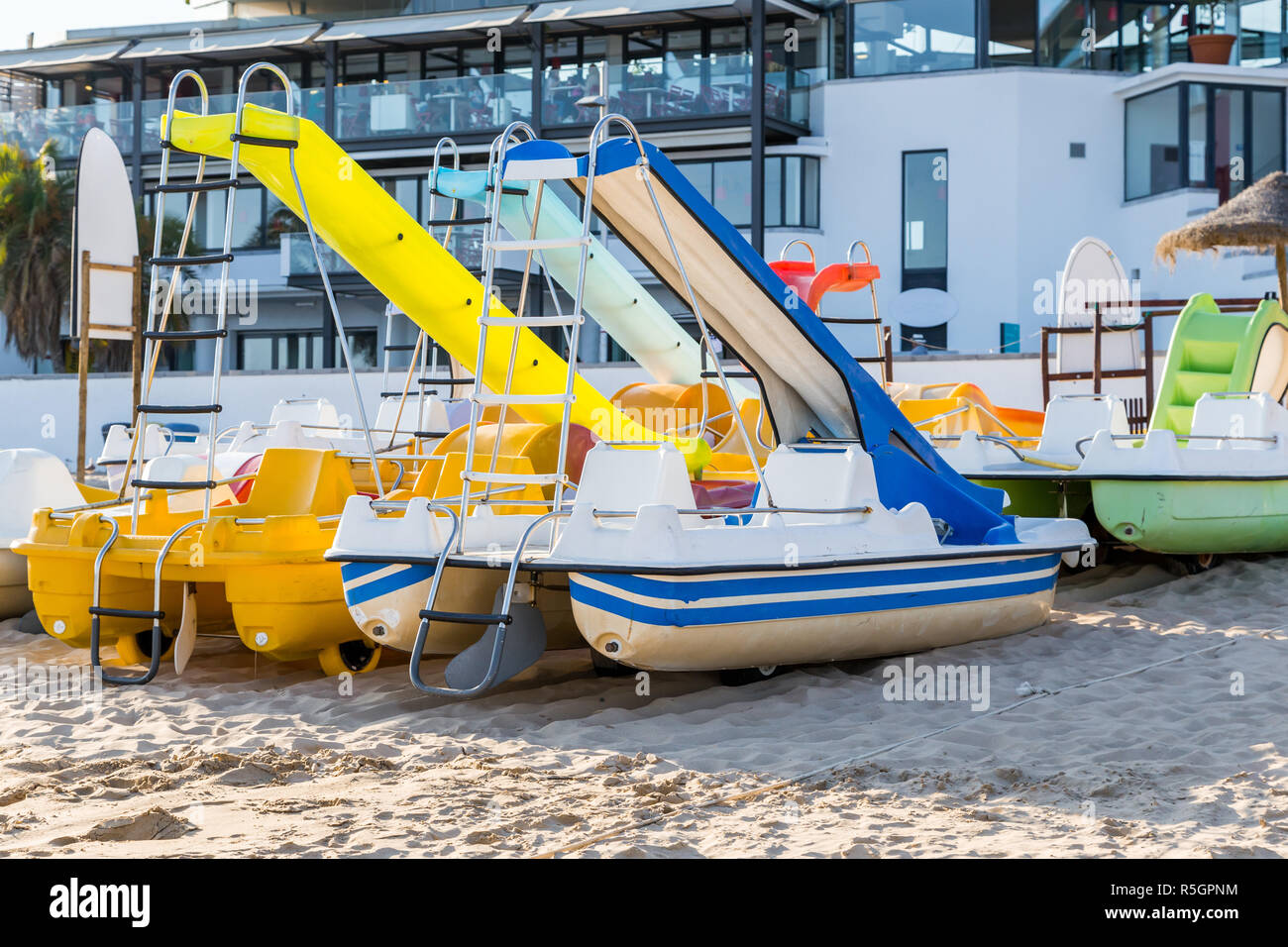 Catamarans de pédale de loisirs actifs sur la plage de sable Banque D'Images
