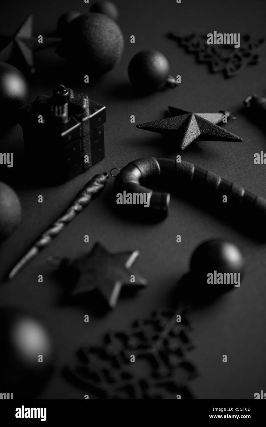 Composition simple et minimaliste de Noël en couleur noir mat Banque D'Images