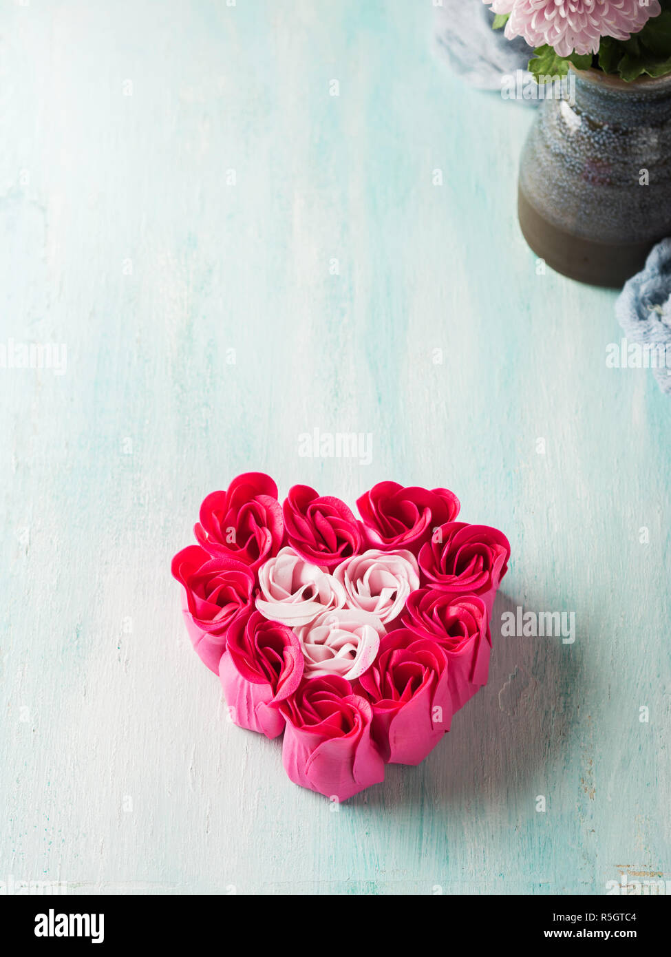 Rose En Forme De Coeur Roses Rouges Sur Fond De Couleur Pastel Douche De Bebe Invitation Mariage Symbole Carte De Souhaits Jour Mere Valentine Photo Stock Alamy
