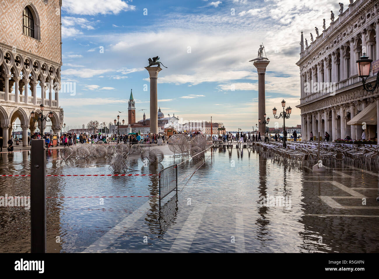 La Place St Marc Inonde De Reflexion Dans Venise Italie Le 27 Novembre 18 Photo Stock Alamy
