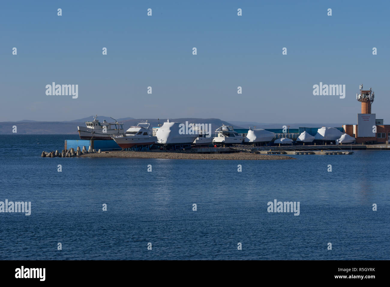 Vladivostok, Russia-December 1, 2018 : paysage urbain avec un yacht-club sur la plage. Banque D'Images