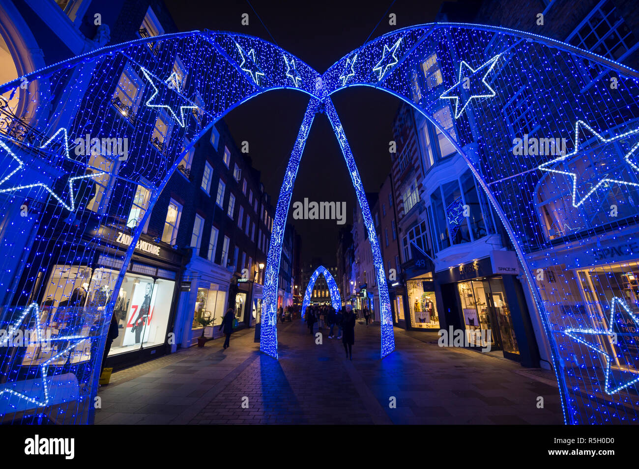 Londres - le 23 novembre 2018 : le passage de South Molton Street, une ramification de la zone piétonne commerçante Oxford Street zone de vente au détail. Banque D'Images