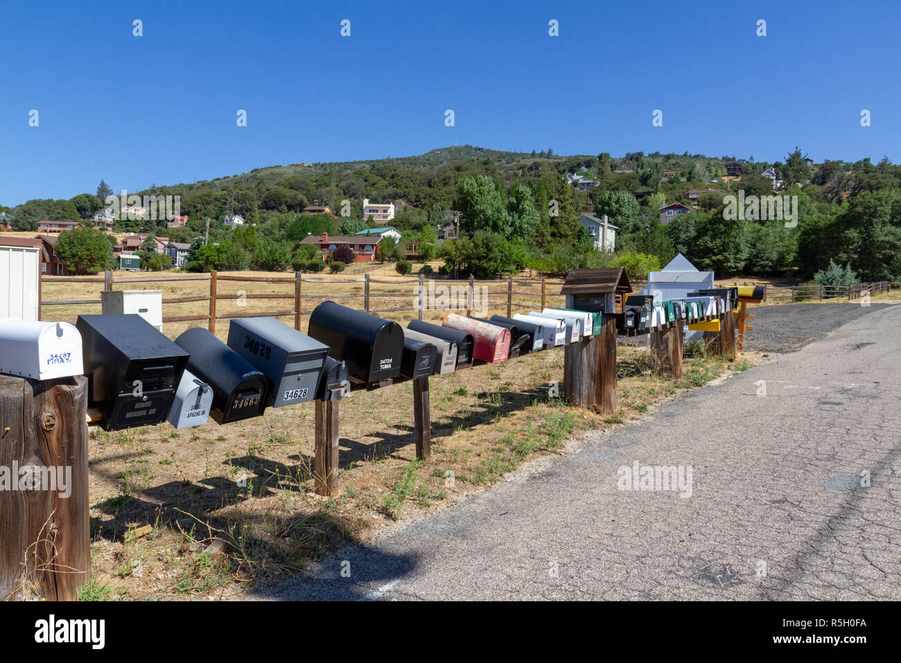 Une ligne de boîtes aux lettres dans une région rurale du comté de San Diego, à proximité du lac Cuyamaca, California, United States. Banque D'Images