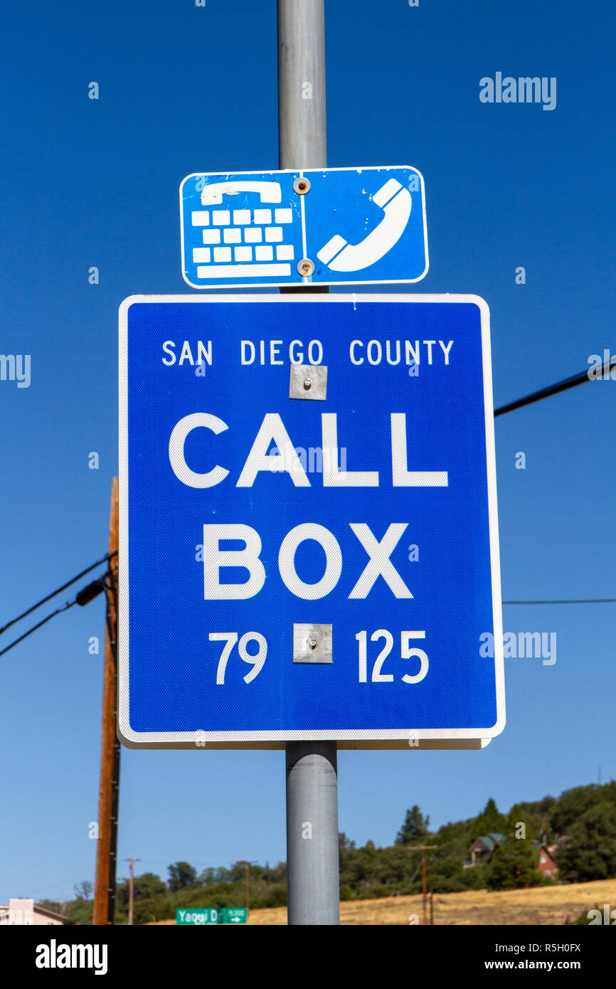 San Diego road side 'Call Box' utilisé pour passer des appels d'urgence. Les régions rurales sont des boîtes d'appel pour aider les usagers de la route en détresse dans l'urgence. Banque D'Images