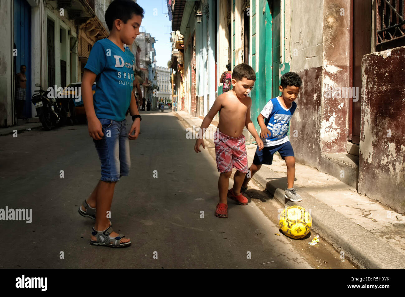 Un groupe de jeunes garçons jouant au football dans les rues de La Havane, Cuba Banque D'Images